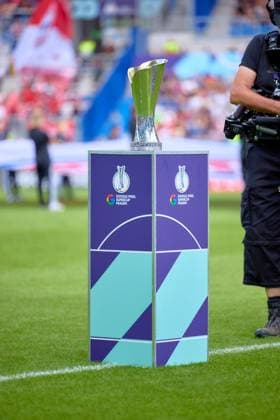 Pokaltrophäe des Google Pixel Supercup Frauen steht auf dem Spielfeld im BBBank Wildpark Karlsruhe Fußball I Frauen I Saison 2025-2026 I Supercup I FC Bayern München – VFL Wolfsburg I 29.08.2025 Copyright: xMaxxMesterx
