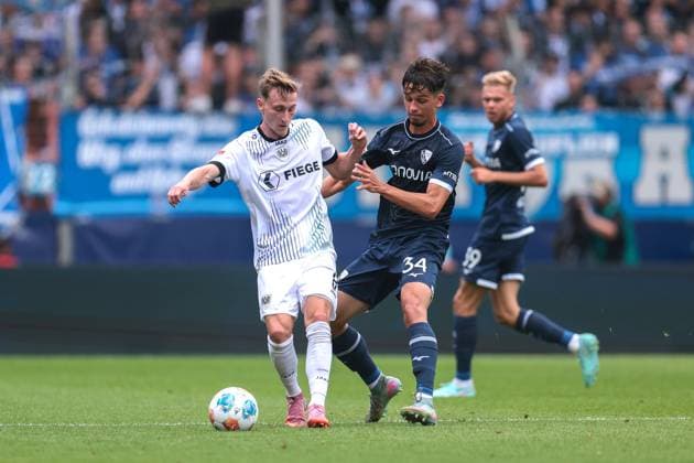 30.08.2025, 2. Bundesliga, 4. Spieltag, VfL Bochum 1848 - Preußen Münster, v. l. Joshua Mees (Preußen Münster), Cajetan Lenz VfL Bochum 1848), Bochum Vonovia Ruhrstadion NRW Deutschland xRHR-FOTO DEx