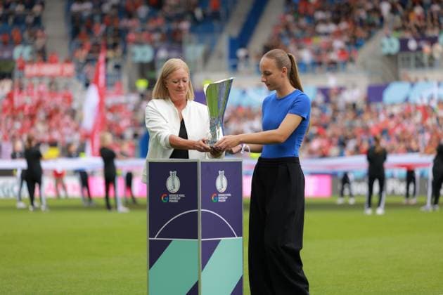 RECORD DATE NOT STATED Renate Lingor und Kira Dietrich bei der Pokalpräsentation vor dem Spiel im BBBank Wildpark in Karlsruhe Fußball I Frauen I Saison 2025-2026 I Supercup I FC Bayern München – VFL Wolfsburg I 29.08.2025 Copyright: xMaxxMesterx