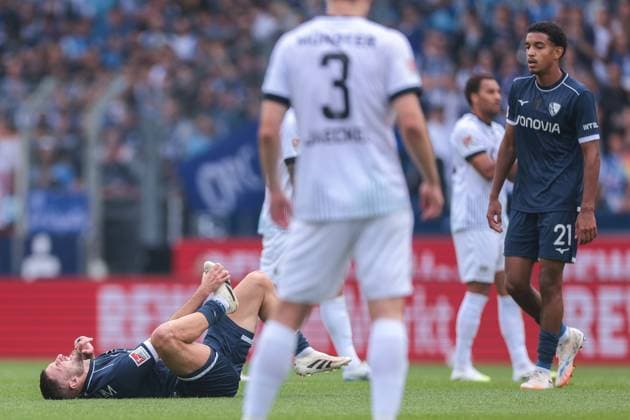 30.08.2025, 2. Bundesliga, 4. Spieltag, VfL Bochum 1848 - Preußen Münster, Matus Bero (VfL Bochum 1848) hat Schmerzen und fasst sich an den Fuss, Bochum Vonovia Ruhrstadion NRW Deutschland xRHR-FOTO DEx