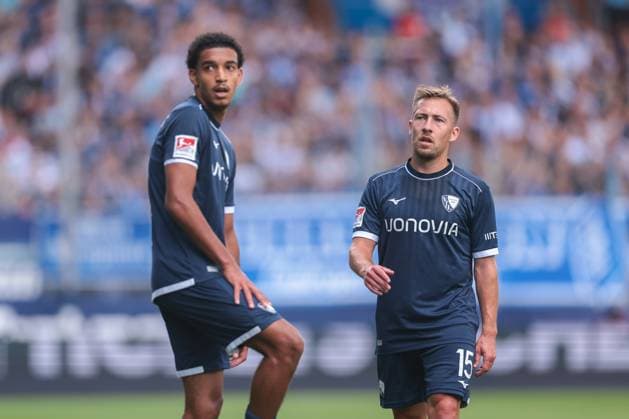 30.08.2025, 2. Bundesliga, 4. Spieltag, VfL Bochum 1848 - Preußen Münster, v. l. Francis Onyeka (VfL Bochum 1848), Felix Passlack (VfL Bochum 1848), Bochum Vonovia Ruhrstadion NRW Deutschland xRHR-FOTO DEx