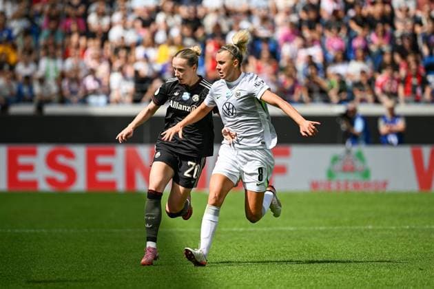 Fußball I Frauen I Saison 2025-2026 I Supercup I FC Bayern München - VfL Wolfsburg I 30.08.2025 Franziska Kett (20, FC Bayern München) und Lena Lattwein (8, VfL Wolfsburg) Karlsruhe BBBank Wildpark Baden-Württemberg Deutschland Copyright: xLobeca InesxHähnelx