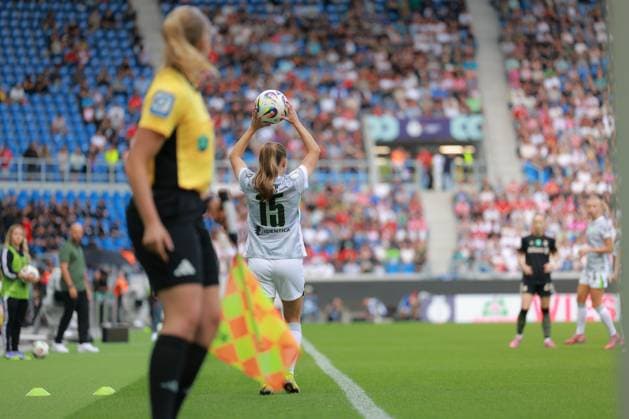 RECORD DATE NOT STATED Janou Levels (15; VFL) führt Einwurf an der Seitenlinie aus, Schiedsrichterin beobachtet das Spiel Fußball I Frauen I Saison 2025-2026 I Supercup I FC Bayern München – VFL Wolfsburg I 29.08.2025 Copyright: xMaxxMesterx