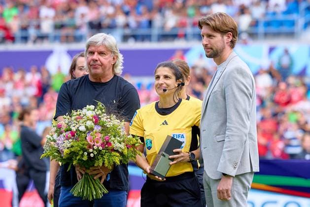 Ronny Zimmermann und Daniel Wurl ehren Schiedsrichterin Dr. Riem Hussein vor dem Spiel Fußball I Frauen I Saison 2025-2026 I Supercup I FC Bayern München – VFL Wolfsburg I 29.08.2025 Copyright: xMaxxMesterx