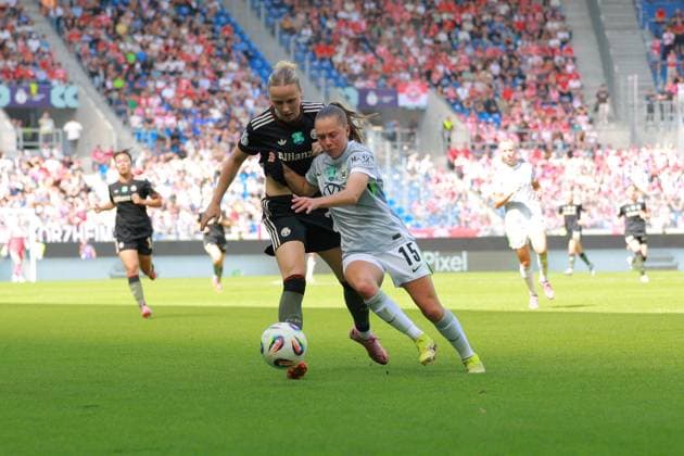RECORD DATE NOT STATED Franziska Kett (20; FC Bayern Frauen 1) im Zweikampf mit Janou Levels (15; VFL) um den Ball Fußball I Frauen I Saison 2025-2026 I Supercup I FC Bayern München – VFL Wolfsburg I 29.08.2025 Copyright: xMaxxMesterx
