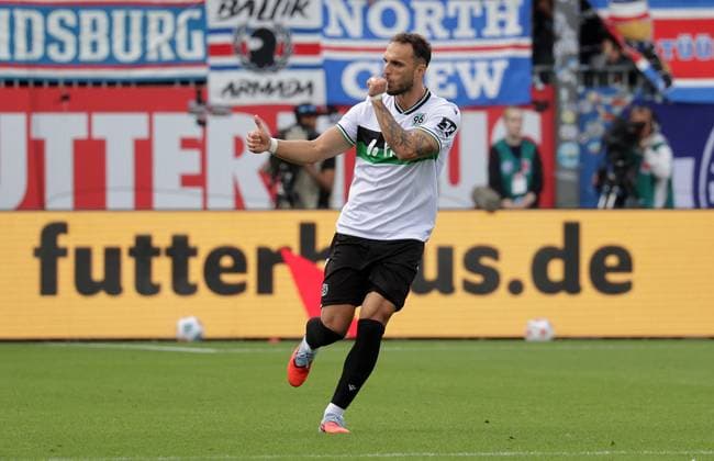 Torjubel 1-1 durch Virgil Ghita (Hannover 96) Fussball, Herren, Saison 2025 2026, 2.BL, Holstein Stadion, Holstein Kiel gegen Hannover 96 DFL REGULATIONS PROHIBIT ANY USE OF PHOTOGRAPHS AS IMAGE SEQUENCES AND OR QUASI-VIDEO.