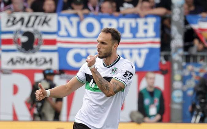 Torjubel 1-1 durch Virgil Ghita (Hannover 96) Fussball, Herren, Saison 2025 2026, 2.BL, Holstein Stadion, Holstein Kiel gegen Hannover 96 DFL REGULATIONS PROHIBIT ANY USE OF PHOTOGRAPHS AS IMAGE SEQUENCES AND OR QUASI-VIDEO.