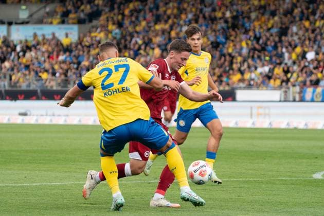 Marius Woerl (Nr. 38 DSC Arminia Bielefeld) gegen Sven Koehler (Nr. 27 Eintracht Braunschweig) GER, Eintracht Braunschweig gegen DSC Arminia Bielefeld, Fussball, 2. Bundesliga, 4. Spieltag, Spielzeit 2025 26, 30.08.2025 DFL REGULATIONS PROHIBIT ANY USE OF PHOTOGRAPHS AS IMAGE SEQUENCES AND OR QUASI-VIDEO GER, Eintracht Braunschweig gegen DSC Arminia Bielefeld, Fussball, 2. Bundesliga, 4. Spieltag, Spielzeit 2025 26, 30.08.2025 Braunschweig