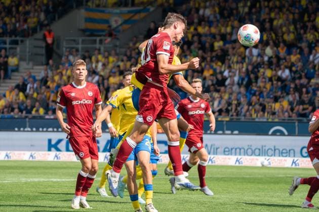 Kopfball von Marius Woerl (Nr. 38 DSC Arminia Bielefeld) GER, Eintracht Braunschweig gegen DSC Arminia Bielefeld, Fussball, 2. Bundesliga, 4. Spieltag, Spielzeit 2025 26, 30.08.2025 DFL REGULATIONS PROHIBIT ANY USE OF PHOTOGRAPHS AS IMAGE SEQUENCES AND OR QUASI-VIDEO GER, Eintracht Braunschweig gegen DSC Arminia Bielefeld, Fussball, 2. Bundesliga, 4. Spieltag, Spielzeit 2025 26, 30.08.2025 Braunschweig