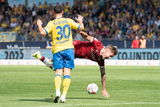 Joel Grodowski (Nr. 11 DSC Arminia Bielefeld) gegen Robin Heusser (Nr. 30 Eintracht Braunschweig) GER, Eintracht Braunschweig gegen DSC Arminia Bielefeld, Fussball, 2. Bundesliga, 4. Spieltag, Spielzeit 2025 26, 30.08.2025 DFL REGULATIONS PROHIBIT ANY USE OF PHOTOGRAPHS AS IMAGE SEQUENCES AND OR QUASI-VIDEO GER, Eintracht Braunschweig gegen DSC Arminia Bielefeld, Fussball, 2. Bundesliga, 4. Spieltag, Spielzeit 2025 26, 30.08.2025 Braunschweig