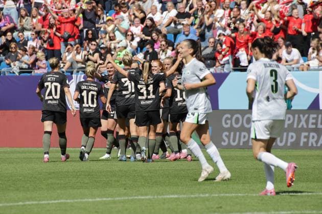 30.08.2025, xgrfx, Fussball DFB Supercup Frauen 2025, FC Bayern München - VfL Wolfsburg v.l. Tor, Magdalena Eriksson (FC Bayern München) (DFL DFB REGULATIONS PROHIBIT ANY USE OF PHOTOGRAPHS as IMAGE SEQUENCES and or QUASI-VIDEO) Karlsruhe