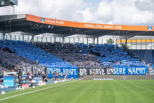 Mitgereiste Fans aus Bielefeld mit Schals und Banner GER, Eintracht Braunschweig gegen DSC Arminia Bielefeld, Fussball, 2. Bundesliga, 4. Spieltag, Spielzeit 2025 26, 30.08.2025 DFL REGULATIONS PROHIBIT ANY USE OF PHOTOGRAPHS AS IMAGE SEQUENCES AND OR QUASI-VIDEO GER, Eintracht Braunschweig gegen DSC Arminia Bielefeld, Fussball, 2. Bundesliga, 4. Spieltag, Spielzeit 2025 26, 30.08.2025 Braunschweig