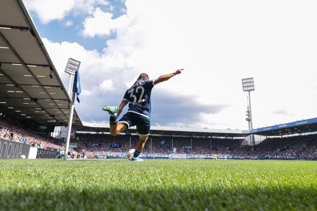 30.08.2025, 2. Bundesliga, 4. Spieltag, VfL Bochum 1848 - Preußen Münster, Maximilian Wittek (VfL Bochum 1848) tritt eine Ecke in den Strafraum, Bochum Vonovia Ruhrstadion NRW Deutschland xRHR-FOTO DEx