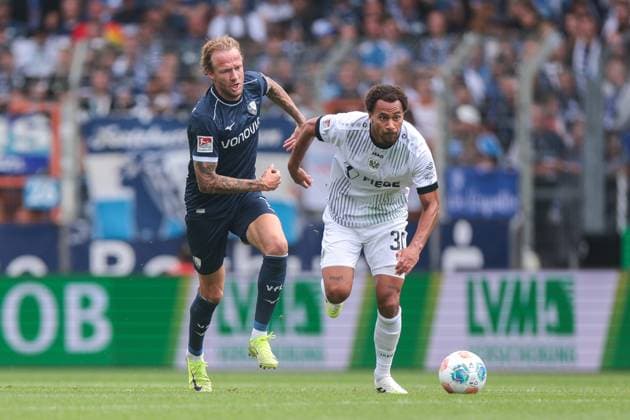 30.08.2025, 2. Bundesliga, 4. Spieltag, VfL Bochum 1848 - Preußen Münster, v. l. Kevin Vogt (VfL Bochum 1848), Etienne Amenyido (Preußen Münster), Bochum Vonovia Ruhrstadion NRW Deutschland xRHR-FOTO DEx