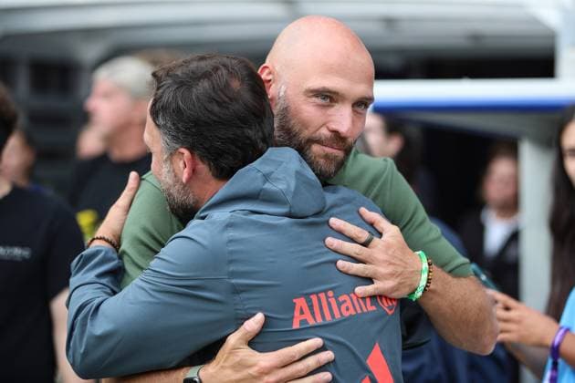 Kurz vor Anpfiff Aufeinandertreffen von Jose Barcala (FC Bayern Muenchen, Chef-Trainer) Stephan Lerch (VfL Wolfsburg, Chef-Trainer), GER, FC Bayern Muenchen vs. VfL Wolfsburg, Google Pixel Supercup der Frauen, Finale, 2025 2026, 30.08.2025, DFL REGULATIONS PROHIBIT ANY USE OF PHOTOGRAPHS AS IMAGE SEQUENCES AND OR QUASI-VIDEO, GER, FC Bayern Muenchen vs. VfL Wolfsburg, Google Pixel Supercup der Frauen, Finale, 2025 2026, 30.08.2025 Karlsruhe Copyright: xEibner-Pressefoto JanxPrihodax EP_JPA