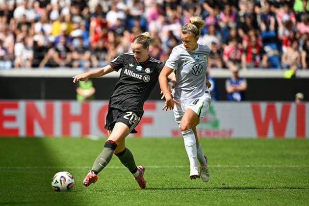 Fußball I Frauen I Saison 2025-2026 I Supercup I FC Bayern München - VfL Wolfsburg I 30.08.2025 Zweikampf Franziska Kett (20, FC Bayern München) und Lena Lattwein (8, VfL Wolfsburg) Karlsruhe BBBank Wildpark Baden-Württemberg Deutschland Copyright: xLobeca InesxHähnelx