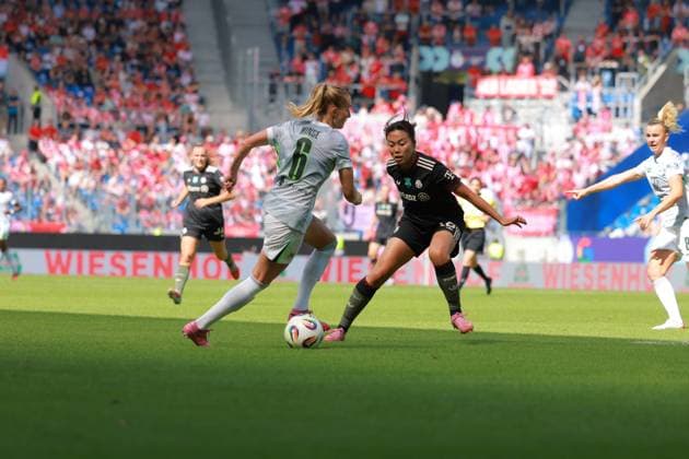 RECORD DATE NOT STATED Momoko Tanikawa (18, FC Bayern Frauen 1) im Zweikampf mit Janina Minge (6; VFL) um den Ball Fußball I Frauen I Saison 2025-2026 I Supercup I FC Bayern München – VFL Wolfsburg I 29.08.2025 Copyright: xMaxxMesterx