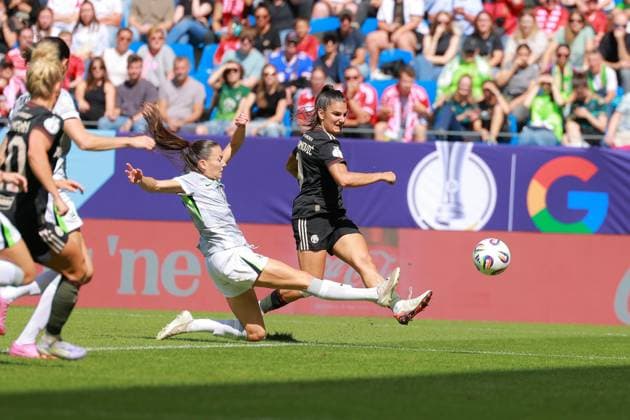 RECORD DATE NOT STATED Jovana Damnjanovi? (9; FC Bayern Frauen 1) und Joelle Wedemeyer (24; VFL) im Zweikampf um den Ball Fußball I Frauen I Saison 2025-2026 I Supercup I FC Bayern München – VFL Wolfsburg I 29.08.2025 Copyright: xMaxxMesterx