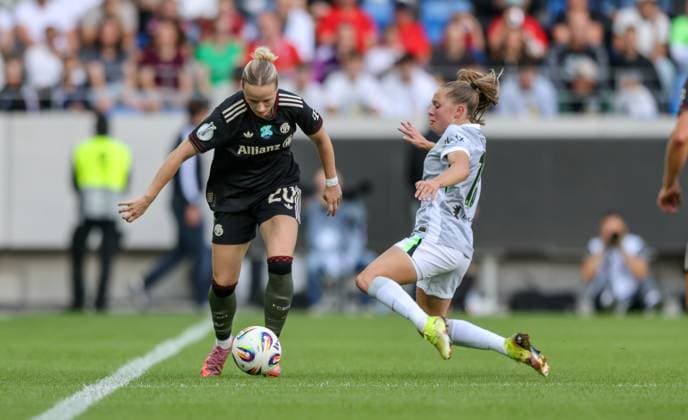 DEU, Karlsruhe, Bayern München vs VfL Wolfsburg, Google Pixel Supercup der Frauen, DFB, BBBank Wildpark, Finale, im Bild v.l.n.r: Franziska Kett (Bayern München 20), Janou Levels (VfL Wolfsburg 15) DFB DFL REGULATIONS PROHIBIT ANY USE OF PHOTOGRAPHS AS IMAGE SEQUENCES AND OR QUASI-VIDEO, 30.08.2025, Copyright: HMBxMedia HendrikxHamelau