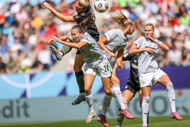 DEU, Karlsruhe, Bayern München vs VfL Wolfsburg, Google Pixel Supercup der Frauen, DFB, BBBank Wildpark, Finale, im Bild v.l.n.r: Magdalena Eriksson (Bayern München 5), Joelle Wedemeyer (VfL Wolfsburg 24) DFB DFL REGULATIONS PROHIBIT ANY USE OF PHOTOGRAPHS AS IMAGE SEQUENCES AND OR QUASI-VIDEO, 30.08.2025, Copyright: HMBxMedia HendrikxHamelau