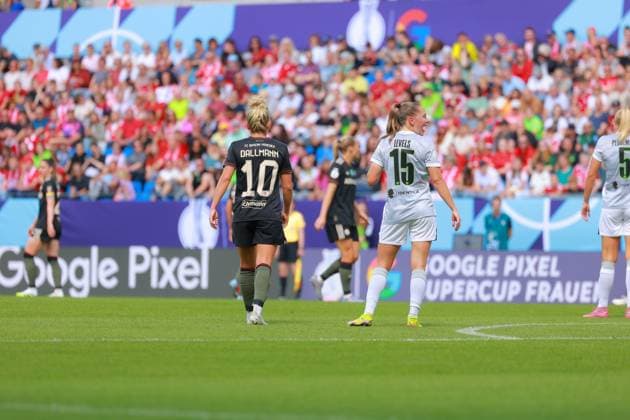 RECORD DATE NOT STATED Linda Dallmann (10; FC Bayern Frauen 1) und Janou Levels (15; VFL) auf dem Spielfeld beim Supercup Fußball I Frauen I Saison 2025-2026 I Supercup I FC Bayern München – VFL Wolfsburg I 29.08.2025 Copyright: xMaxxMesterx