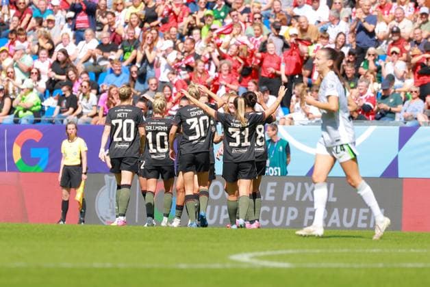 RECORD DATE NOT STATED Franziska Kett (20; FC Bayern Frauen 1), Linda Dallmann (10; FC Bayern Frauen 1), Carolin Simon (30; FC Bayern Frauen 1), Georgia Stanway (31; FC Bayern Frauen 1), Stine Ballisager (3; FC Bayern Frauen 1) feiern gemeinsam auf dem Spielfeld Fußball I Frauen I Saison 2025-2026 I Supercup I FC Bayern München – VFL Wolfsburg I 29.08.2025 Copyright: xMaxxMesterx