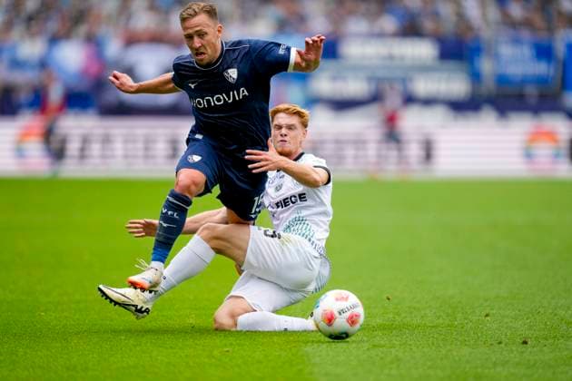 Felix Passlack (VfL Bochum) und Luca Bolay (Preußen Münster) im Kampf um den Ball waehrend des spiels der 2. Bundesliga zwischen VfL Bochum und Preußen Münster, Vonovia Ruhrstadion am 30. August 2025 in Bochum, Deutschland. (Foto von Alex Gottschalk DeFodi Images) +++ Felix Passlack (VfL Bochum) und Luca Bolay (Preußen Münster) battle for the ball during the 2. Bundesliga match between VfL Bochum and Preußen Münster at Vonovia Ruhrstadion on August 30, 2025 in Bochum, Germany. (Photo by Alex Gottschalk DeFodi Images) DFB DFL REGULATIONS PROHIBIT ANY USE OF PHOTOGRAPHS AS IMAGE SEQUENCES AND OR QUASI-VIDEO. (Photo by Alex Gottschalk DeFodi Images) DFB DFL REGULATIONS PROHIBIT ANY USE OF PHOTOGRAPHS AS IMAGE SEQUENCES AND OR QUASI-VIDEO.