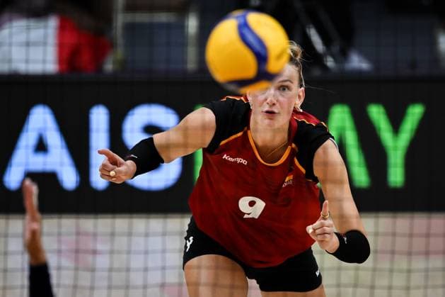 Italy v Germany - FIVB Women’s World Volleyball Championship BANGKOK, THAILAND - AUGUST 30: Lina Alsmeier (9) of Germany in action during FIVB Women’s World Volleyball Championship match between Italy and Germany at Huamark Indoor Stadium in Bangkok, Thailand on August 30, 2025. Mustafa Hatipoglu Anadolu Bangkok Thailand. Editorial use only. Please get in touch for any other usage.  Copyright: x2025xAnadoluxMustafaxHatipoglux