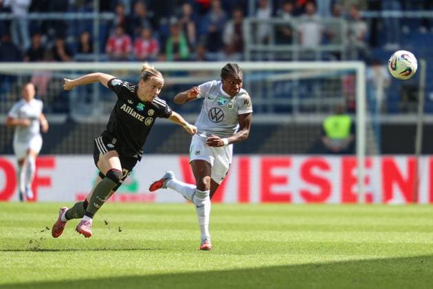 Sport Bilder des Tages Zweikampf um den Ball zwischen Julia Kreuzpaintner (FC Bayern Muenchen, 20) und Lineth Beerensteyn (VfL Wolfsburg, 09), GER, FC Bayern Muenchen vs. VfL Wolfsburg, Google Pixel Supercup der Frauen, Finale, 2025 2026, 30.08.2025, DFL REGULATIONS PROHIBIT ANY USE OF PHOTOGRAPHS AS IMAGE SEQUENCES AND OR QUASI-VIDEO, GER, FC Bayern Muenchen vs. VfL Wolfsburg, Google Pixel Supercup der Frauen, Finale, 2025 2026, 30.08.2025 Karlsruhe Copyright: xEibner-Pressefoto JanxPrihodax EP_JPA