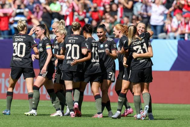 Torjubel der Mannschaft (FC Bayern Muenchen Frauen) nach dem 1:0 durch Magdalena Eriksson 5 (FC Bayern Muenchen Frauen), FC Bayern Muenchen Frauen vs. VfL Wolfsburg Frauen, DFL, Bundesliga, Saison 2025 2026, BBBank Wildpark, Google Pixel Supercup der Frauen, 30.08.2025 DFB regulations prohibit any use of photographs as image sequences and or quasi-video Karlsruhe Baden-Wuerttemberg Deutschland