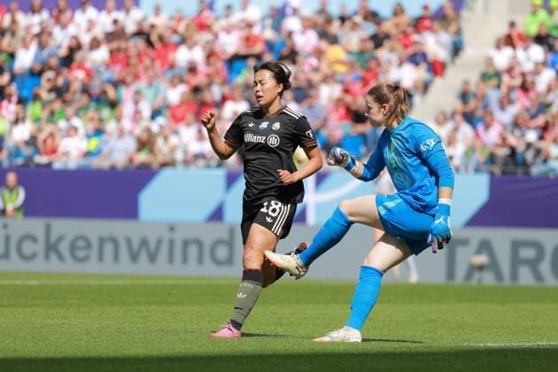 RECORD DATE NOT STATED Momoko Tanikawa (18; FC Bayern Frauen 1) mit Torwart Stina Johannes (1; VFL) im Zweikampf Fußball I Frauen I Saison 2025-2026 I Supercup I FC Bayern München – VFL Wolfsburg I 29.08.2025 Copyright: xMaxxMesterx