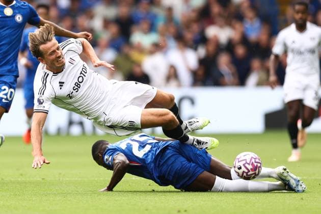Chelsea v Fulham 30 August 2025, London - Premier League Football - Chelsea v Fulham - Moises Caicedo of Chelsea tackles Sander Berge of Fulham - Photo: Jacques Feeney Offside. London UK Copyright: xJacquesxFeeneyx xOffsidexOffside