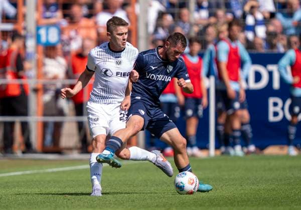 Zweikampf zwischen: Maximilian Wittek (VfL Bochum, 32) und Jano ter Horst (SC Preussen Muenster, 27) 30.08.2025 VfL Bochum - SC Preußen Münster, Fussball, 2. Bundesliga, vonovia Ruhrstadion, Bochum DFL regulations prohibit any use of photographs as image sequences and or quasi-video.