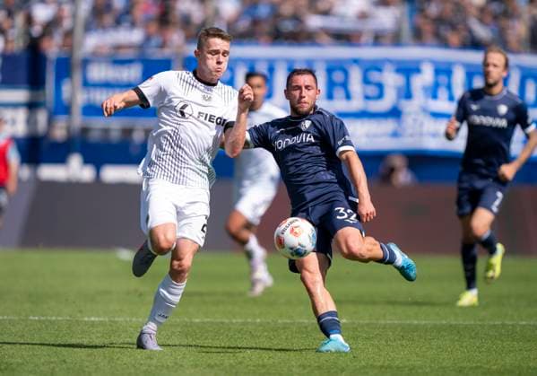 Zweikampf zwischen: Maximilian Wittek (VfL Bochum, 32) und Jano ter Horst (SC Preussen Muenster, 27) 30.08.2025 VfL Bochum - SC Preußen Münster, Fussball, 2. Bundesliga, vonovia Ruhrstadion, Bochum DFL regulations prohibit any use of photographs as image sequences and or quasi-video.