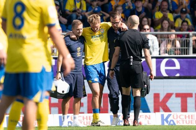 Lukas Frenkert (Nr. 29 Eintracht Braunschweig) geht verletzt vom Feld GER, Eintracht Braunschweig gegen DSC Arminia Bielefeld, Fussball, 2. Bundesliga, 4. Spieltag, Spielzeit 2025 26, 30.08.2025 DFL REGULATIONS PROHIBIT ANY USE OF PHOTOGRAPHS AS IMAGE SEQUENCES AND OR QUASI-VIDEO GER, Eintracht Braunschweig gegen DSC Arminia Bielefeld, Fussball, 2. Bundesliga, 4. Spieltag, Spielzeit 2025 26, 30.08.2025 Braunschweig