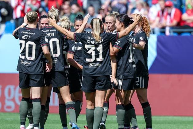Torjubel der Mannschaft (FC Bayern Muenchen Frauen) nach dem 1:0 durch Magdalena Eriksson 5 (FC Bayern Muenchen Frauen), FC Bayern Muenchen Frauen vs. VfL Wolfsburg Frauen, DFL, Bundesliga, Saison 2025 2026, BBBank Wildpark, Google Pixel Supercup der Frauen, 30.08.2025 DFB regulations prohibit any use of photographs as image sequences and or quasi-video Karlsruhe Baden-Wuerttemberg Deutschland