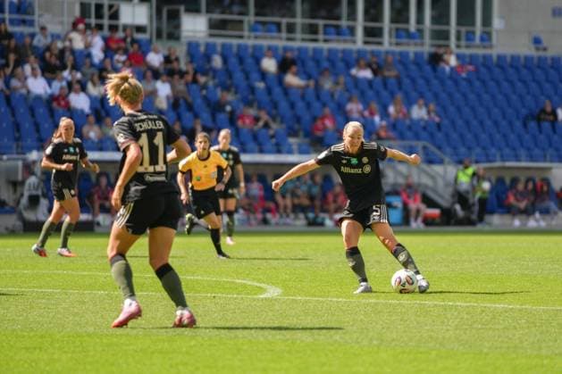Google Pixel Supercup der Frauen, FC Bayern München vs VfL Wolfsburg, 30.08.2025 Magdalena Eriksson (FC Bayern München, 5) bei ihrem Schuss zum 1:0 Google Pixel Supercup der Frauen, FC Bayern München vs VfL Wolfsburg, BBBank Wildpark Karlsruhe, 30.08.2025 DFB DFL REGULATIONS PROHIBIT ANY USE OF PHOTOGRAPHS AS IMAGE SEQUENCES AND OR QUASI-VIDEO. Copyright: xBEAUTIFULxSPORTS Boscox