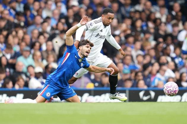 Premier League Chelsea v Fulham Kenny Tete of Fulham fouls Pedro Neto of Chelsea during the Premier League match Chelsea vs Fulham at Stamford Bridge, London, United Kingdom, 30th August 2025 (Photo by Harvey Murphy News Images) Copyright: xHarveyxMurphy NewsxImagesx