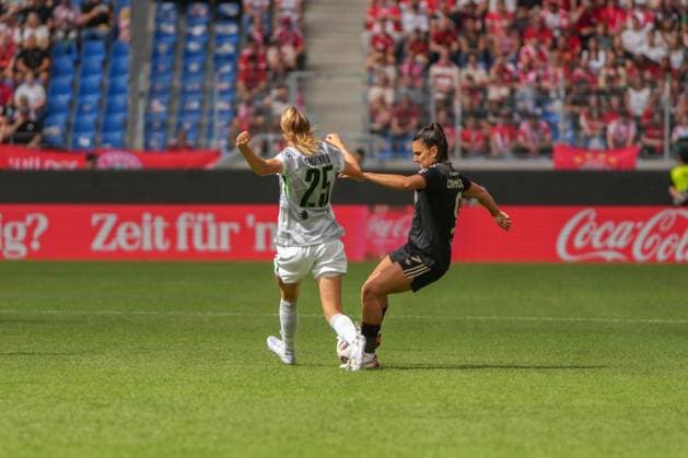 Google Pixel Supercup der Frauen, FC Bayern München vs VfL Wolfsburg, 30.08.2025 Vivien Endemann (VfL Wolfsburg, 25) im Zweikampf mit Jovana Damnjanovi? (FC Bayern München, 9) Google Pixel Supercup der Frauen, FC Bayern München vs VfL Wolfsburg, BBBank Wildpark Karlsruhe, 30.08.2025 DFB DFL REGULATIONS PROHIBIT ANY USE OF PHOTOGRAPHS AS IMAGE SEQUENCES AND OR QUASI-VIDEO. Copyright: xBEAUTIFULxSPORTS Boscox