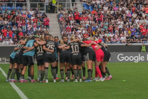 Google Pixel Supercup der Frauen, FC Bayern München vs VfL Wolfsburg, 30.08.2025 Die Mannschaft des FC Bayern München vor dem Spiel im Mannschaftskreis Google Pixel Supercup der Frauen, FC Bayern München vs VfL Wolfsburg, BBBank Wildpark Karlsruhe, 30.08.2025 DFB DFL REGULATIONS PROHIBIT ANY USE OF PHOTOGRAPHS AS IMAGE SEQUENCES AND OR QUASI-VIDEO. Copyright: xBEAUTIFULxSPORTS Boscox