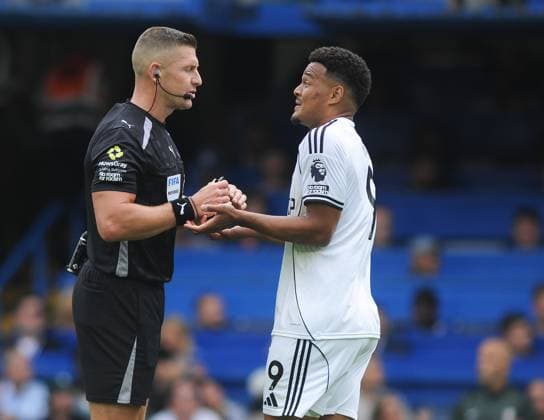 Football - 2025 2026 Premier League - Chelsea vs Fulham - Stamford Bridge - Saturday 30th August 2025 Rodrigo Muniz of Fulham argues with referee, Rob Jones after their first half goal was disallowed 