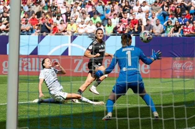 Jovana Damnjanovic 9 (FC Bayern Muenchen Frauen) schiesst das 2:0, Torfrau Stina Johannes 1 (VfL Wolfsburg Frauen) ohne Chance, FC Bayern Muenchen Frauen vs. VfL Wolfsburg Frauen, DFL, Bundesliga, Saison 2025 2026, BBBank Wildpark, Google Pixel Supercup der Frauen, 30.08.2025 DFB regulations prohibit any use of photographs as image sequences and or quasi-video Karlsruhe Baden-Wuerttemberg Deutschland