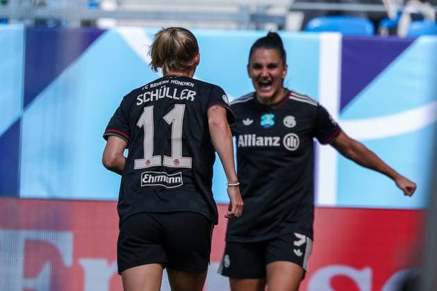 Torjubel der Mannschaft (FC Bayern Muenchen Frauen) bei Lea Schueller 11 (FC Bayern Muenchen Frauen) und Torschuetzin Jovana Damnjanovic 9 (FC Bayern Muenchen Frauen), FC Bayern Muenchen Frauen vs. VfL Wolfsburg Frauen, DFL, Bundesliga, Saison 2025 2026, BBBank Wildpark, Google Pixel Supercup der Frauen, 30.08.2025 DFB regulations prohibit any use of photographs as image sequences and or quasi-video Karlsruhe Baden-Wuerttemberg Deutschland