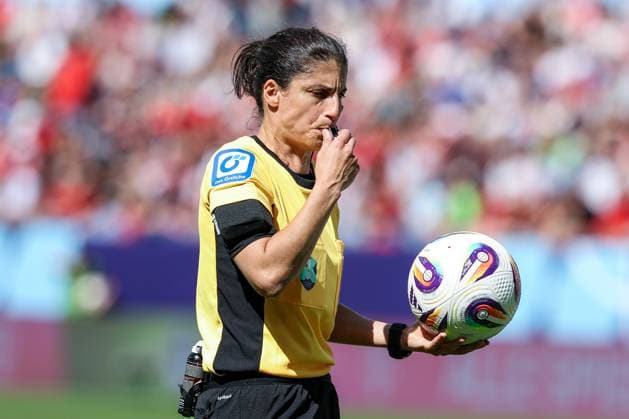 Referee Schiedsrichterin Dr. Riem Hussein pfeift, FC Bayern Muenchen Frauen vs. VfL Wolfsburg Frauen, DFL, Bundesliga, Saison 2025 2026, BBBank Wildpark, Google Pixel Supercup der Frauen, 30.08.2025 DFB regulations prohibit any use of photographs as image sequences and or quasi-video Karlsruhe Baden-Wuerttemberg Deutschland