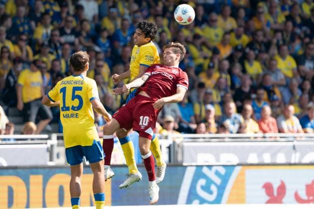 Marvin Mehlem (Nr. 10 DSC Arminia Bielefeld)im Kopfballduell GER, Eintracht Braunschweig gegen DSC Arminia Bielefeld, Fussball, 2. Bundesliga, 4. Spieltag, Spielzeit 2025 26, 30.08.2025 DFL REGULATIONS PROHIBIT ANY USE OF PHOTOGRAPHS AS IMAGE SEQUENCES AND OR QUASI-VIDEO GER, Eintracht Braunschweig gegen DSC Arminia Bielefeld, Fussball, 2. Bundesliga, 4. Spieltag, Spielzeit 2025 26, 30.08.2025 Braunschweig