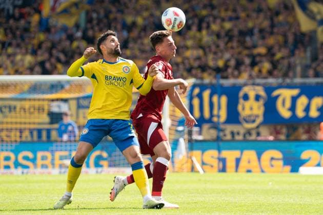 Marius Woerl (Nr. 38 DSC Arminia Bielefeld) gegen Mehmet Can Aydin (Nr. 8 Eintracht Braunschweig) GER, Eintracht Braunschweig gegen DSC Arminia Bielefeld, Fussball, 2. Bundesliga, 4. Spieltag, Spielzeit 2025 26, 30.08.2025 DFL REGULATIONS PROHIBIT ANY USE OF PHOTOGRAPHS AS IMAGE SEQUENCES AND OR QUASI-VIDEO GER, Eintracht Braunschweig gegen DSC Arminia Bielefeld, Fussball, 2. Bundesliga, 4. Spieltag, Spielzeit 2025 26, 30.08.2025 Braunschweig