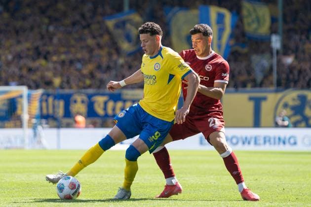 Erencan YardÄ±mcÄ± (Nr. 9 Eintracht Braunschweig) gegen Stefano Russo (Nr. 21 DSC Arminia Bielefeld) GER, Eintracht Braunschweig gegen DSC Arminia Bielefeld, Fussball, 2. Bundesliga, 4. Spieltag, Spielzeit 2025 26, 30.08.2025 DFL REGULATIONS PROHIBIT ANY USE OF PHOTOGRAPHS AS IMAGE SEQUENCES AND OR QUASI-VIDEO GER, Eintracht Braunschweig gegen DSC Arminia Bielefeld, Fussball, 2. Bundesliga, 4. Spieltag, Spielzeit 2025 26, 30.08.2025 Braunschweig