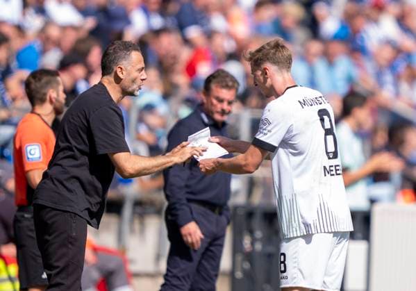 Alexander Ende (SC Preussen Muenster, Trainer) zeigt Joshua Mees (SC Preussen Muenster, 8) etwas auf einem Zettel 30.08.2025 VfL Bochum - SC Preußen Münster, Fussball, 2. Bundesliga, vonovia Ruhrstadion, Bochum DFL regulations prohibit any use of photographs as image sequences and or quasi-video.