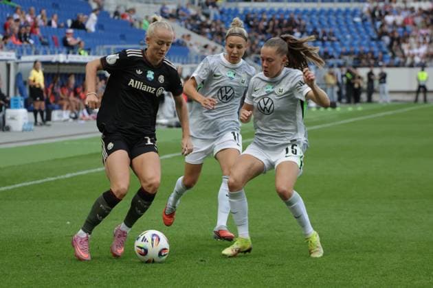 30.08.2025, xgrfx, Fussball DFB Supercup Frauen 2025, FC Bayern München - VfL Wolfsburg v.l.Lea Schüller (FC Bayern München), Janou Levels (VfL Wolfsburg) (DFL DFB REGULATIONS PROHIBIT ANY USE OF PHOTOGRAPHS as IMAGE SEQUENCES and or QUASI-VIDEO) Karlsruhe
