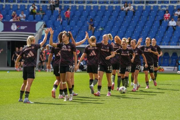 Google Pixel Supercup der Frauen, FC Bayern München vs VfL Wolfsburg, 30.08.2025 Die München die sich beim aufwärmen abklatschen und motivieren Google Pixel Supercup der Frauen, FC Bayern München vs VfL Wolfsburg, BBBank Wildpark Karlsruhe, 30.08.2025 DFB DFL REGULATIONS PROHIBIT ANY USE OF PHOTOGRAPHS AS IMAGE SEQUENCES AND OR QUASI-VIDEO. Copyright: xBEAUTIFULxSPORTS Boscox